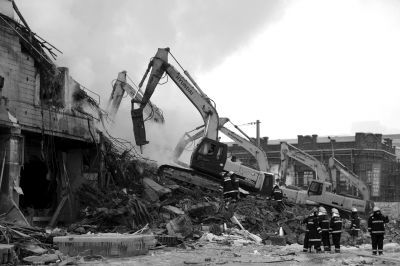 3日下午，挖掘机在现场作业。京华时报记者谭青摄