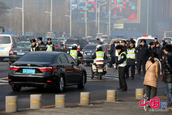2015年1月4日，辽宁省沈阳市，2015年首个工作日，沈阳数千台出租车集体罢运，表达不满，不少上班族打不到车。交警在现场进行疏导。东方IC