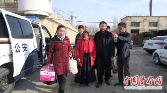 追逃组将犯罪嫌疑人带回沙雅县看守所。中国警察网记者 王一鸣 摄