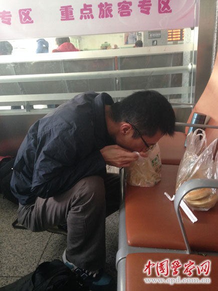趁上火车之前，徐睿赶紧吃一点。彭卫民 摄