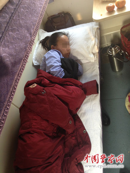 一个不眠之夜后，疲惫不堪的吾尔古丽睡着了。徐睿 摄