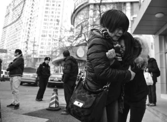 悲伤的遇难者家属。