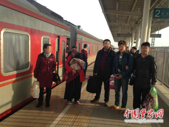 追逃组顺利抵达库车火车站。徐睿 摄