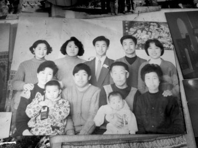      赵志红（后排中）全家合影。京华时报记者张剑摄