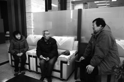      汤计和呼格吉勒图父母在法院等候。新华社发