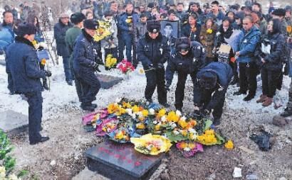 各界人士为赵子龙献花，默默为心中的英雄送别 