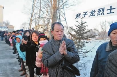 通往烈士陵园的道路旁，市民自发前来送别烈士 