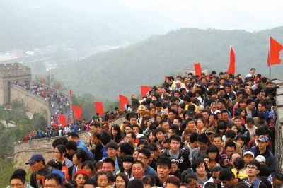 2014年十一黄金周，八达岭长城上游人如织。图/CFP