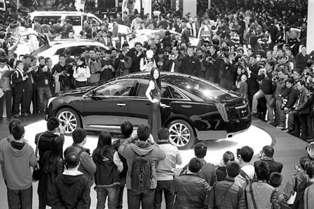 “看车”还是“看人”一直是缠绕着车展的话题。　/晨报记者　殷立勤 