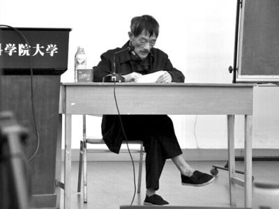 去年4月网上流传着李小文院士光脚穿布鞋给学生作报告的照片。资料图片