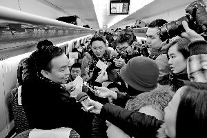 目前，进京方向列车是8节车厢，700多人的运力