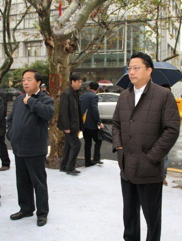 图为：季建业（左前）、杨卫泽（右前）
