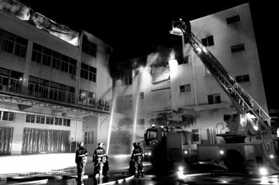 1月15日凌晨，消防人员在福建厦门一食品厂起火现场灭火。新华社发