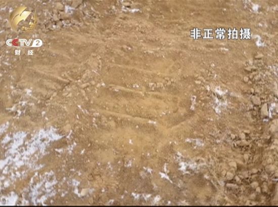 清晰可见的车轮印和被挖出的土