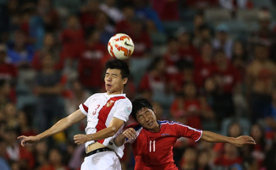 1月18日，中国队球员梅方（左）与朝鲜队球员郑日冠在比赛中争顶。（新华社记者 曹灿 摄）