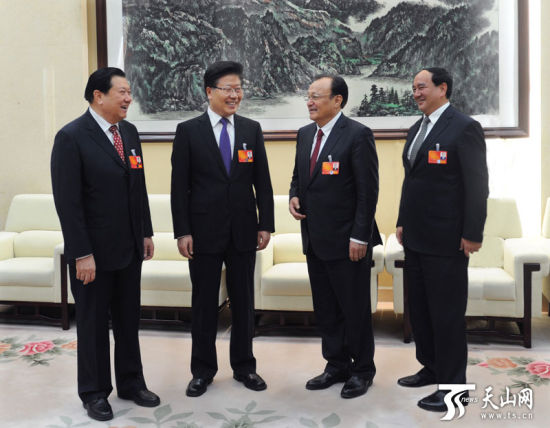  张春贤、雪克来提·扎克尔、乃依木·亚森、努尔兰·阿不都满金在一起交谈。新疆日报记者卢民一 摄