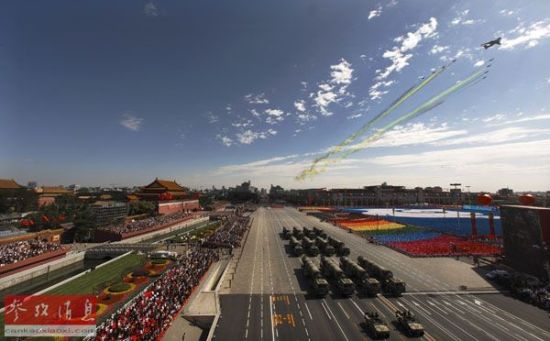 　　资料图：2009年10月1日，庆祝中华人民共和国成立60周年首都阅兵式上，多机编队的领队梯队飞过天安门广场。