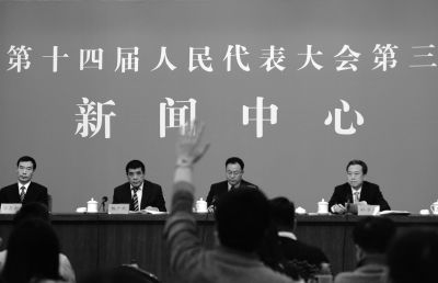 1月24日，记者在棚户区改造新闻发布会上提问。京华时报记者潘之望摄