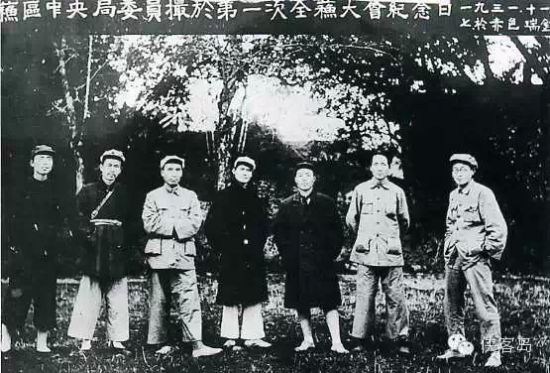 在上世纪30年代初期，中共还在江西瑞金时代，当时也是“崇洋媚外”，十月革命一声炮响，给中国送来了马克思列宁主义。