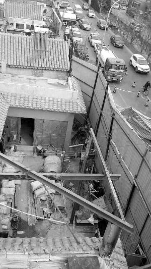 昨天6时许，德胜门内大街93号门前发生坍塌。