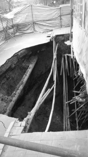 大坑深10米、宽5米、长15米。