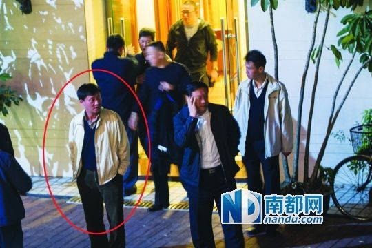  1月21日20：50，东湖水库明珠海鲜山庄，参加宴会的人员从包房出来，准备离开。经记者事后指认，身穿黄色夹克的中年男子(红圈内)即殴打南都记者陈乐伟的嫌疑人——— 深圳市技侦支队退休官员王鹰航。