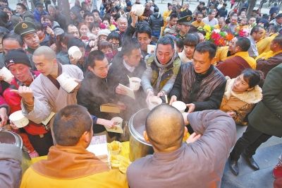很多人来品尝少林腊八粥