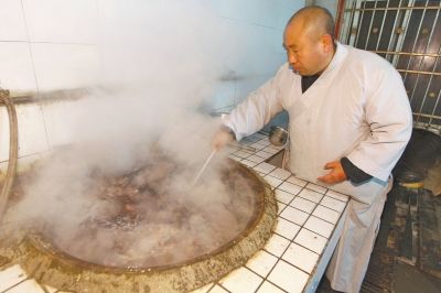 少林腊八粥，是少林药局的僧人按照佛医古例，熬制而成。