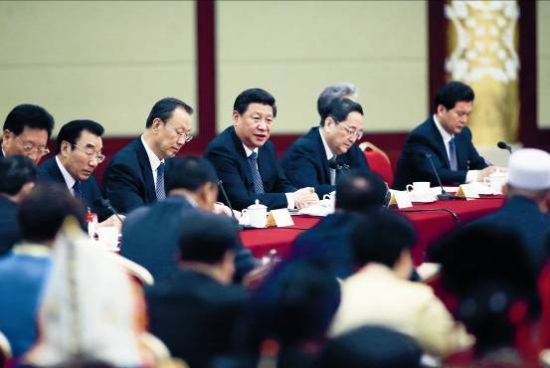 2014年3月4日，习近平看望出席全国政协十二届二次会议的少数民族界委员，并参加联组讨论。新华社记者 兰红光/摄