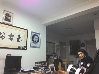 上海的居所内，王玉龄将丈夫张灵甫的照片高挂在墙上。她说，她最喜欢张灵甫的这张照片。