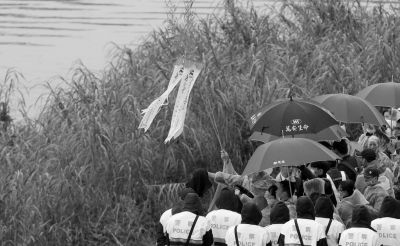 ▲2月6日，部分家属在现场祭奠遇难者。新华社发