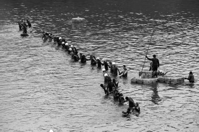 2月6日，救援人员在基隆河搜索。