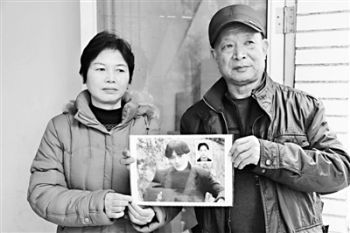 陈夏影父母手捧儿子照片，陈夏影被警方带走时只有17岁。