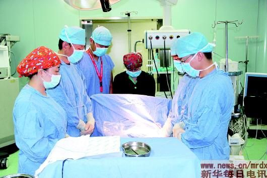 2014年4月28日，在北京武警总医院，医护人员在获取捐献者器官后，对死者进行默哀。（被采访者供图）