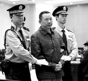 去年7月16日，刘汉被法警带离法庭。新华社发