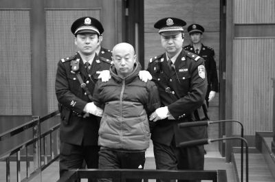 9日，被告人赵志红被带入法庭。　新华社发