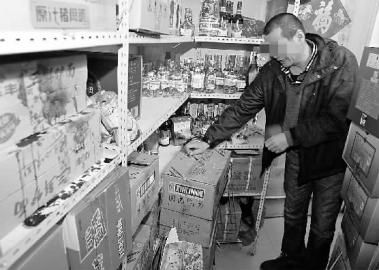 张先生讲述与嫌犯搏斗的情景 