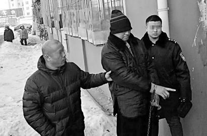 嫌犯郑春吉（中）指认现场 本组图片 新文化记者 王强 摄 