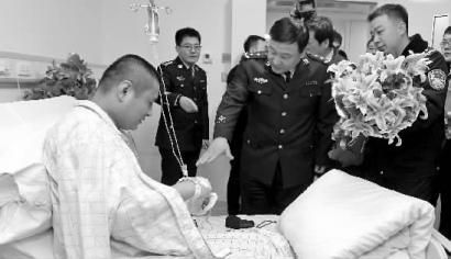 黎海滨询问张连静的伤情 本组图片 新文化记者 王强 摄 