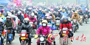 昨日，321国道肇庆路段骑摩托车返乡的人群。