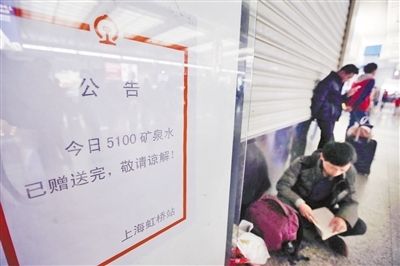 记者调查发现，不少车站根本看不到免费赠水的踪影，即使在一些大的火车站里，赠水点也很偏僻，乘客根本就领不到水。