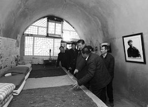 习近平重回曾经住过的窑洞。