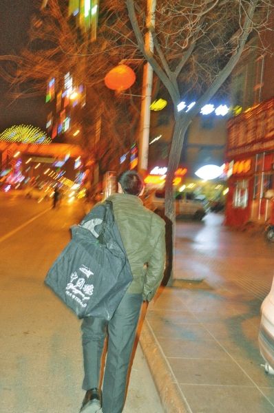 外出耍猴，如今背的是这个装着猴子的大包。