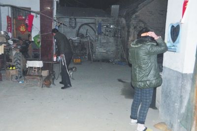 紧赶慢赶，王中绪深夜才到家，妻子忙起床为他做饭。