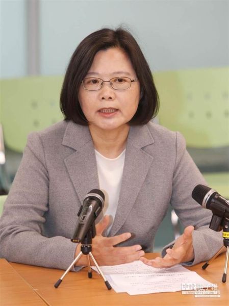 民进党主席蔡英文15日在到民进党中央党部，登记参选民进党“总统”初选。（图片来自“中央社”、中国时报）