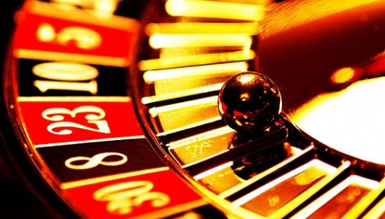 郑裕彤家族管理的周大福集团投资范围涉及房地产、酒店、消费及零售业务。