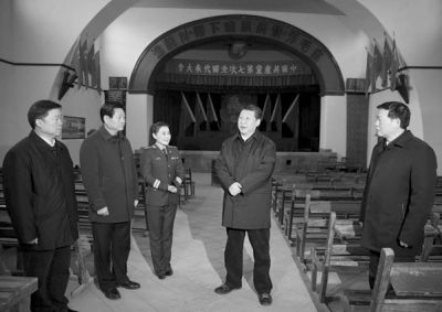      14日早晨，习近平来到延安杨家岭瞻仰中共七大会址。