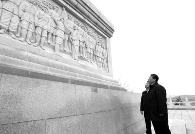      14日下午，习近平瞻仰陕甘边革命根据地英雄纪念碑。