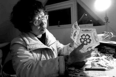 非遗传承人蔡聪慧正在精心制作针刺无骨花灯。京华时报记者潘珊菊摄