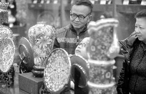 ，北京APEC会议期间“彭麻麻”与各国“第一夫人”体验“点蓝”的铜胎掐丝珐琅繁花似锦瓶正式开始限量发售。